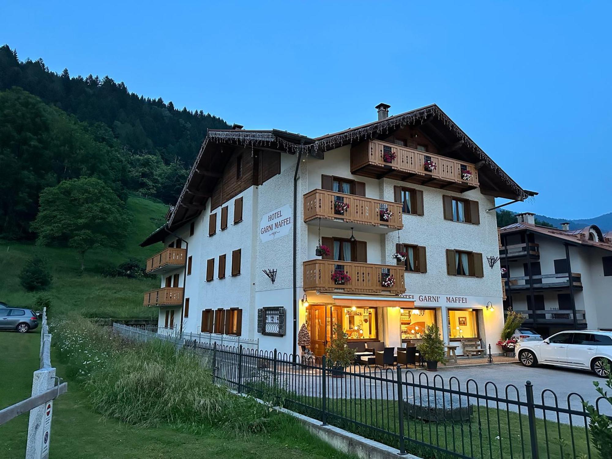 Hotel Garni Maffei Пинцоло Екстериор снимка